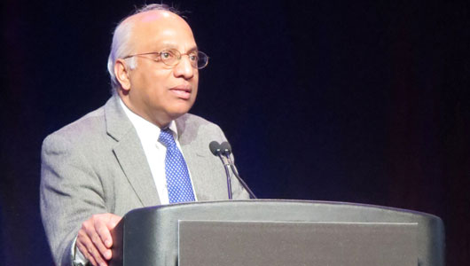 El profesor Rajendar Reddy, del Hospital Universitario de Pennsylvania (EE UU), en su presentación en la CROI 2014. Fotografía: Liz Highleyman, hivandhepatitis.com